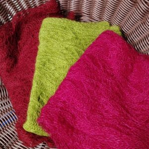 Trois écharpes « Plume » réservées
